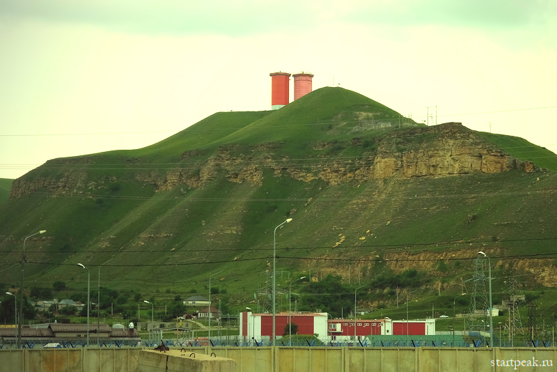 Зеленчукская ГЭС-ГАЭС: две красные бочки на горе в посёлке Кумыш Сары-Тюз