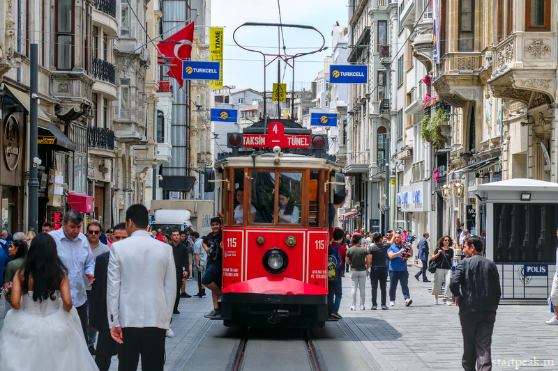 Трамвай на Истикляль в Стамбуле