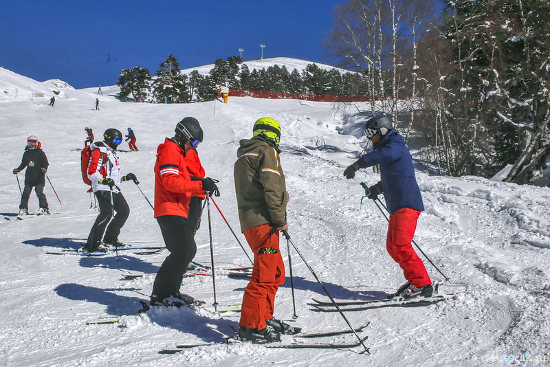 Групповые занятия для взрослых по горным лыжам в Архызе